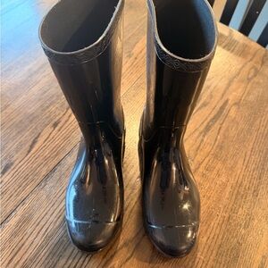 Ugg Woman’s Black Glossy Rain Boots, size 5